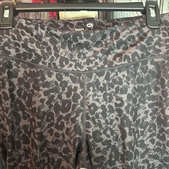 Gap Gapfit animal print Capri leggings, size‎ medium, excellent condition - Picture 2 of 7